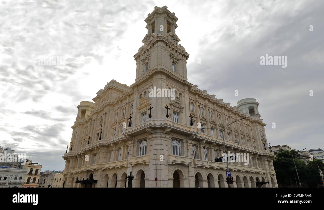 026 NW Ecke des Palacio del Centro Asturiano Palastes, in dem sich die universellen Kunstsammlungen des Nationalen Museums der Schönen Künste in Havanna-Kuba befinden. Stockfoto