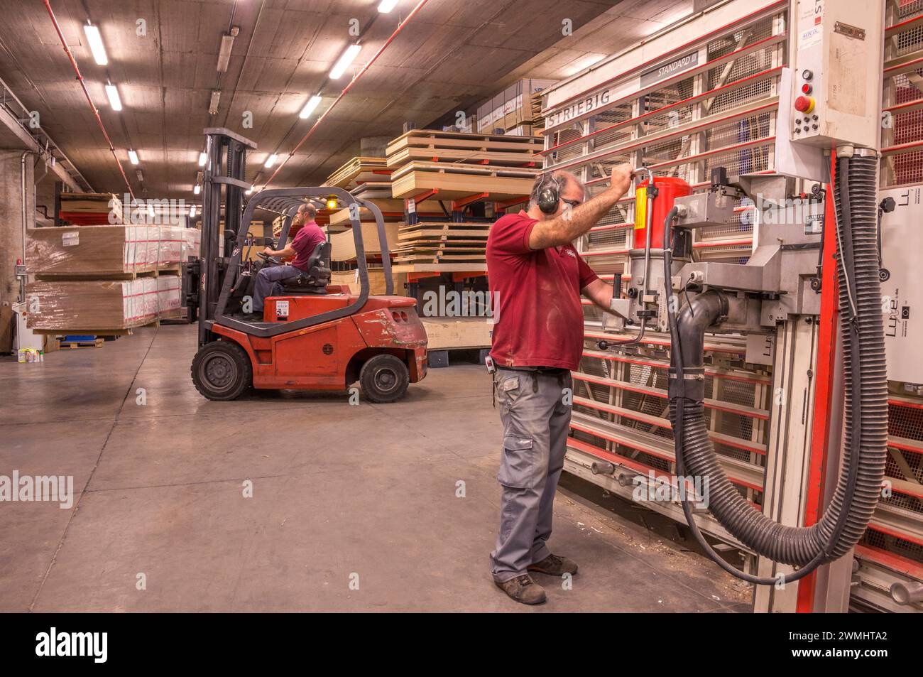 Transport, Schneiden und Aufbereiten von Holz in einer industriellen Tischlerei auf den Kanarischen Inseln Stockfoto