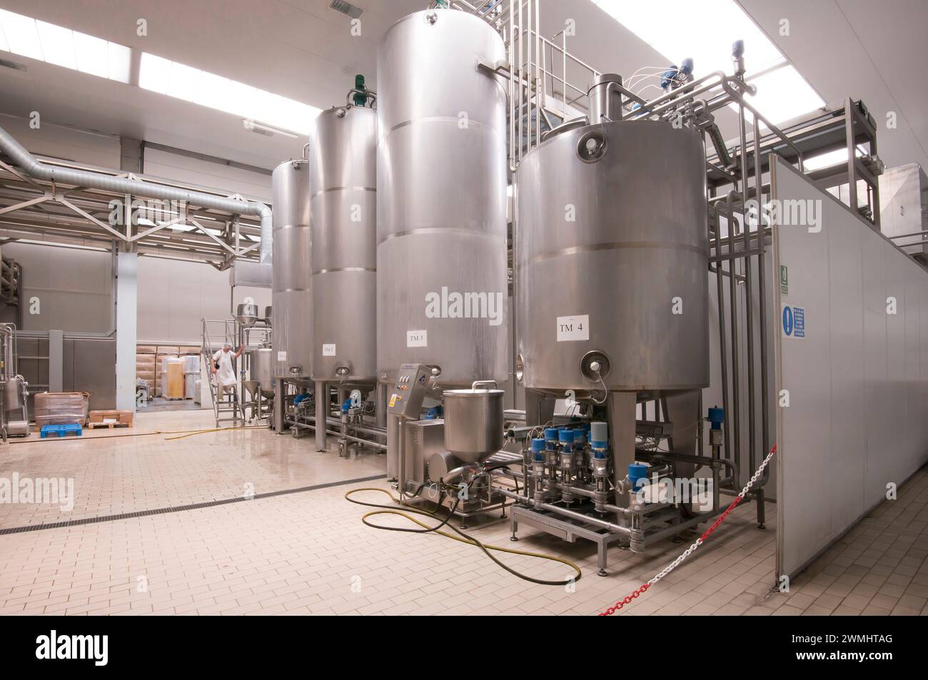 Milchtanks in einer Molkereifabrik auf den Kanarischen Inseln Stockfoto