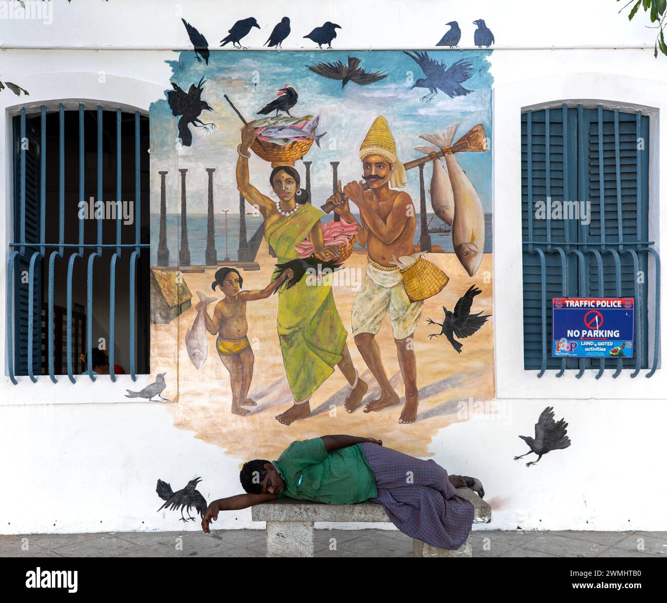 Mann, der vor dem Hauptmuseum in Pondicherry, Indien, schläft Stockfoto