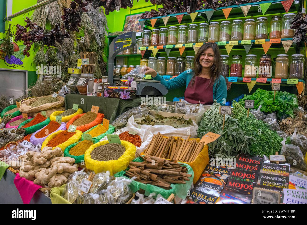 Kräuter und Gewürze kaufen auf dem Markt in La Laguna auf Teneriffa, Kanarischen Inseln Stockfoto
