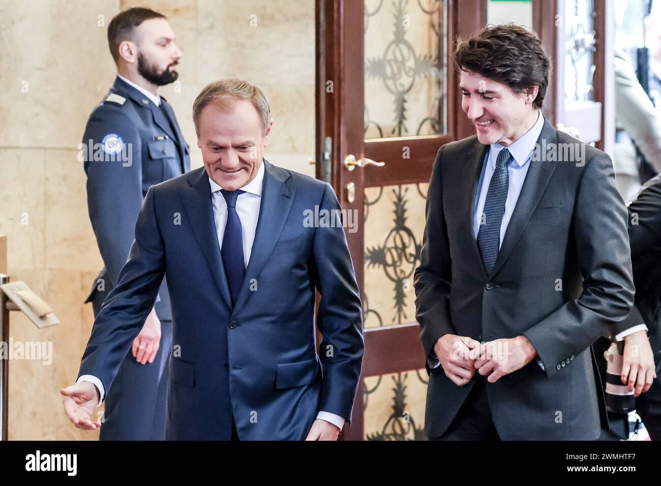 Der polnische Premierminister Donald Tusk begrüßt am 26. Februar 2024 den kanadischen Premierminister Justin Trudeau bei einem bilateralen Treffen in Warschau, der Hauptstadt Polens. Stockfoto