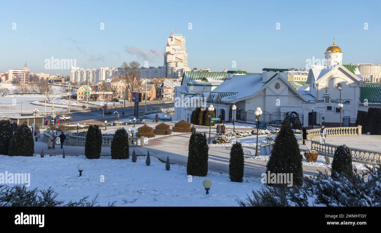 Minsk, Weißrussland - 7. Januar 2024: Stadtbild mit der Theologischen Akademie von Minsk, dem Dreifaltigkeitsvorort und modernen Wohnhäusern im Hintergrund Stockfoto