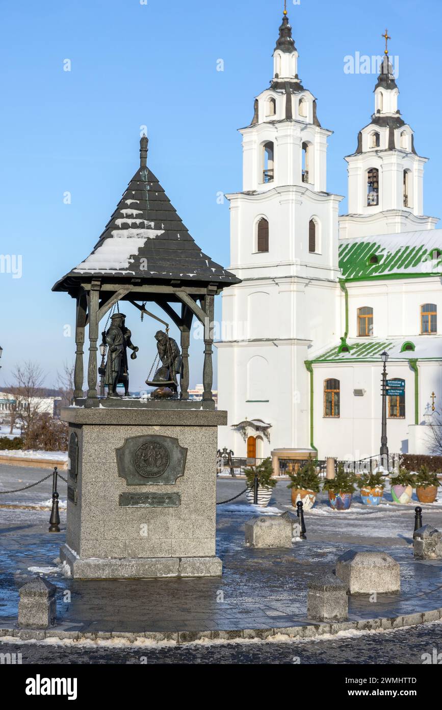 Minsk, Weißrussland - 7. Januar 2024: City Scales, eine skulpturale Komposition des Bildhauers Alexander Prochorow in Zusammenarbeit mit dem Architekten Sergei Stockfoto Minsk, Weißrussland - 7. Januar 2024: City Scales, eine skulpturale Komposition des Bildhauers Alexander Prochorow in Zusammenarbeit mit dem Architekten Sergei Stockfoto