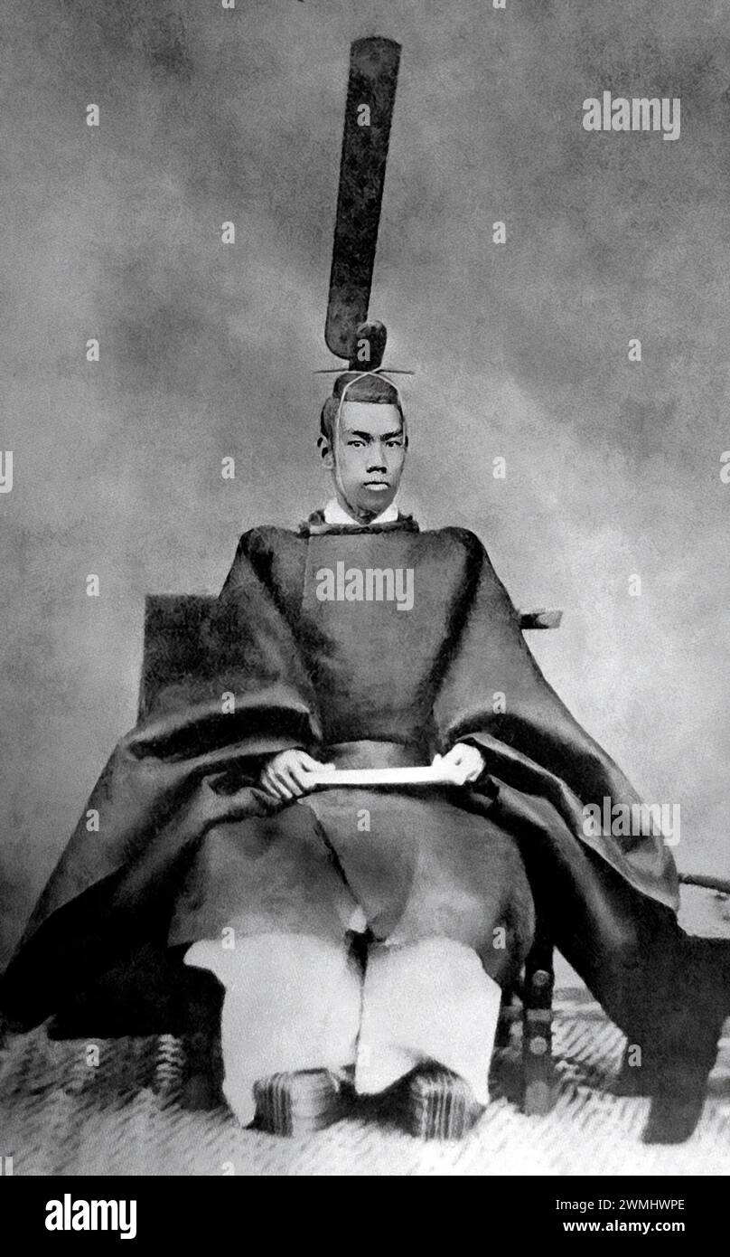 Kaiser Meiji. Porträt des 122. Kaisers von Japan, Mutsuhito (1852-1912) mit dem Sokutai, 1872. Er regierte als Kaiser von 1867 bis zu seinem Tod im Rahmen der Meiji-Restauration. Stockfoto