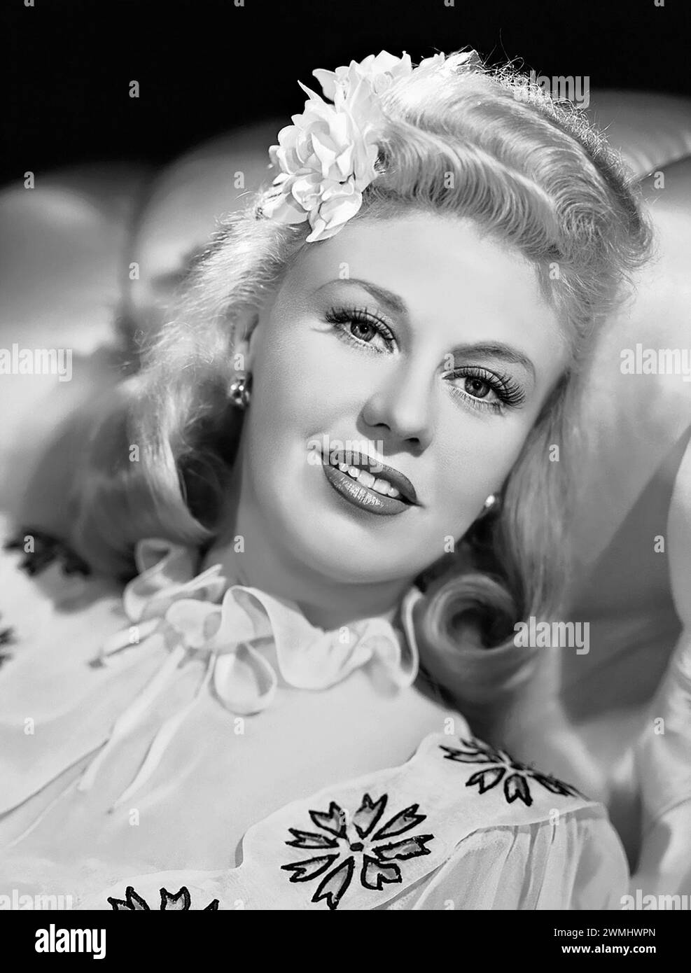 Ginger Rogers... Porträt von Ginger Rogers (* Virginia Katherine McMath; 1911–1995) in einem Werbefoto für Tender Comrade, 1943. Stockfoto