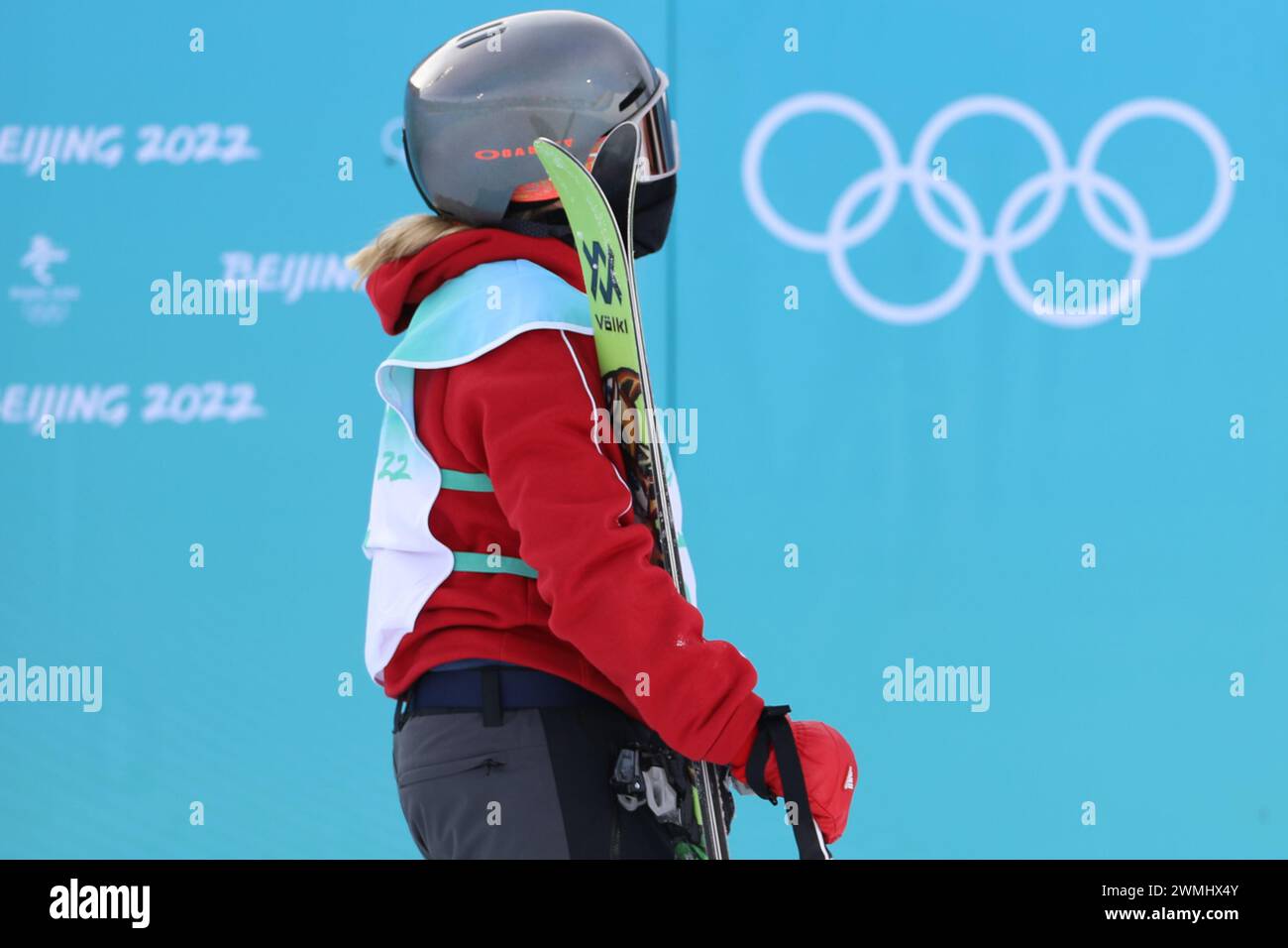 7. FEBRUAR 2022: Peking, China: Katie Summerhayes aus Großbritannien nimmt an der Women's Freeski Big Air Qualification Teil Stockfoto