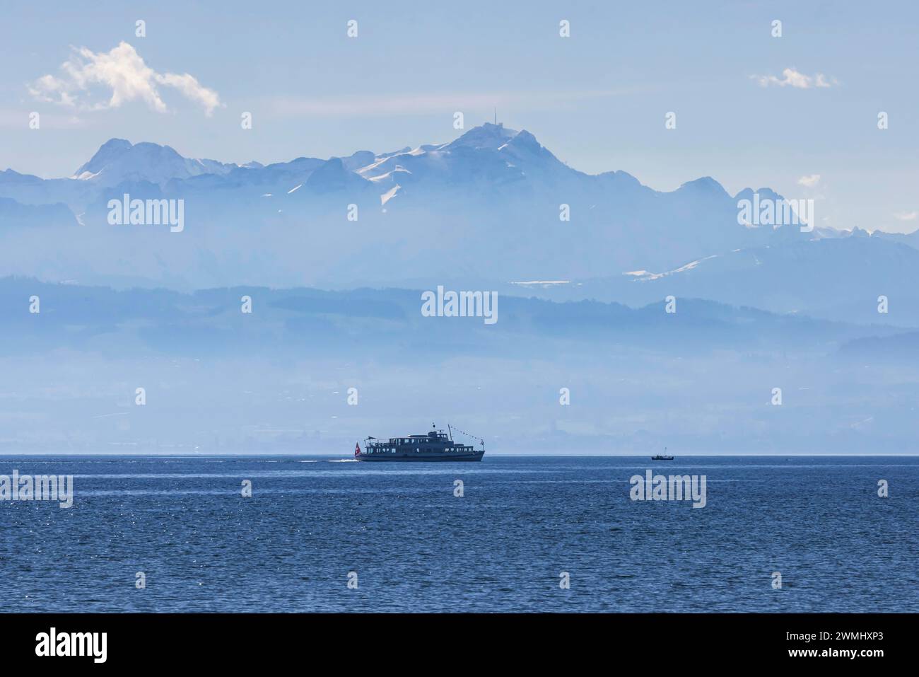 Ausflugsschiff auf dem Bodensee, Schweizer Alpenkette mit dem Berg Säntis. // 25.02.2024: Friedrichshafen, Baden-Württemberg, Deutschland. *** Ausflugsboot auf dem Bodensee, Schweizer Alpen mit Säntis 25 02 2024 Friedrichshafen, Baden Württemberg, Deutschland Stockfoto
