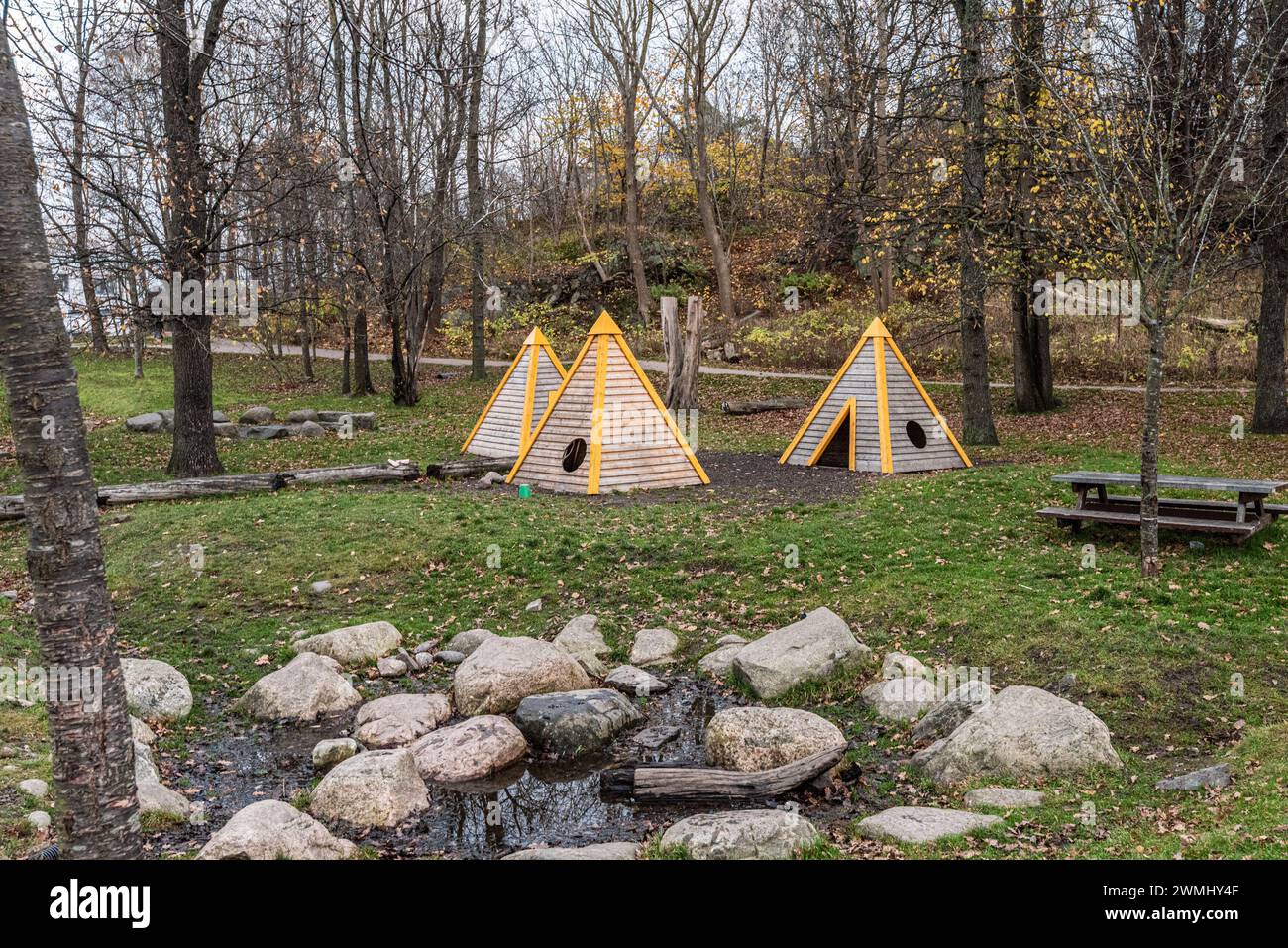 Kleine Holzhütten zum Spielen von Tipi-Zelten. Stockfoto