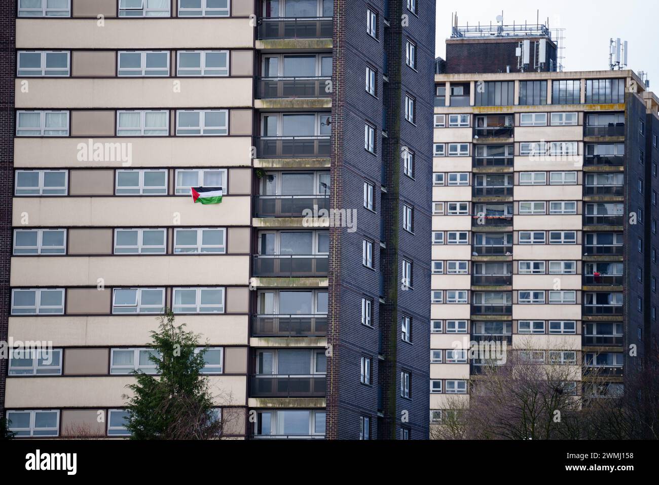 Rochdale, Großbritannien. Februar 2024. Das Bild zeigt eine palästinensische Flagge auf einem Turm der Sieben Schwestern in Rochdale vor der Nachwahl in Rochdale, Großbritannien. Quelle: Jon Super/Alamy Live News. Stockfoto