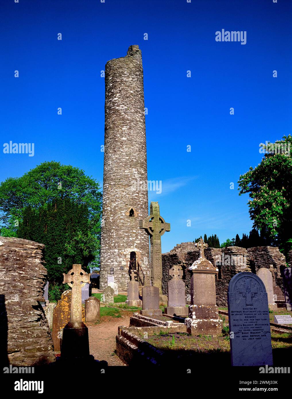 Westen zu überqueren und Runde Turm Monasterboice Louth, Irland Stockfoto