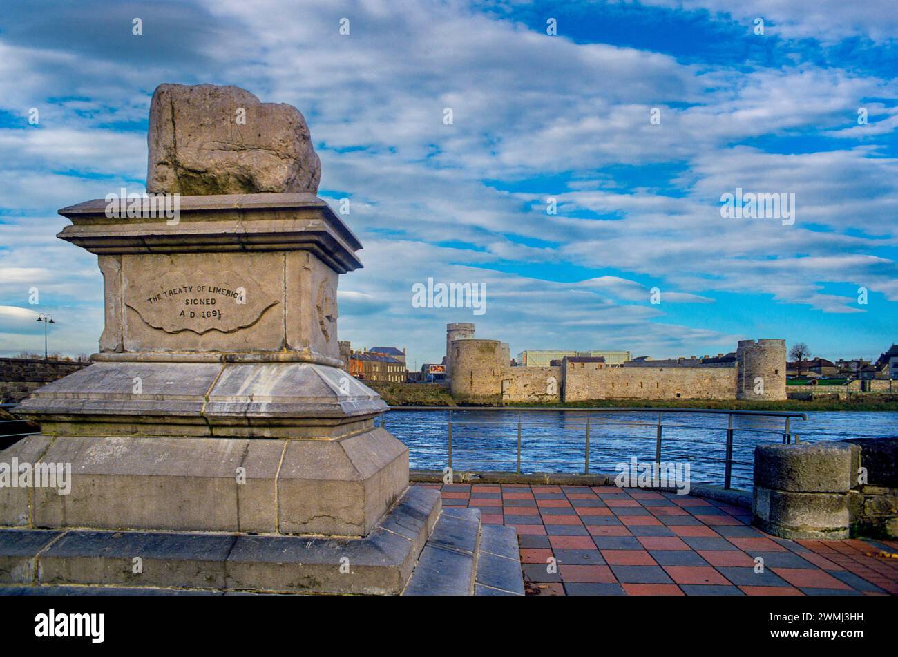 Treaty Stone und King Johns Castle, River Shannon, Limerick City, Irland Stockfoto