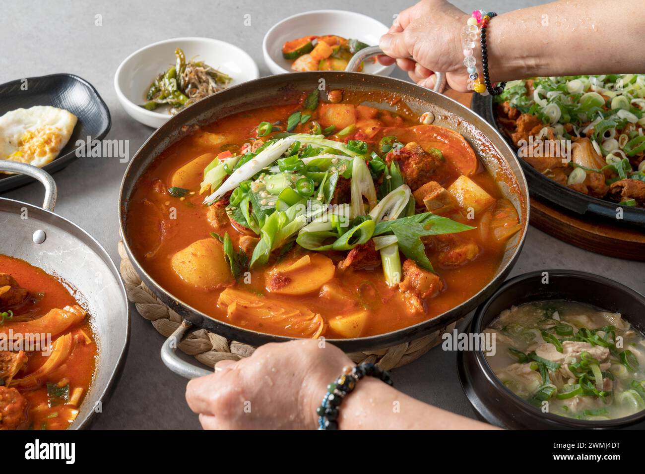 Cheonggukjang, schnell fermentierte Bohnenpaste Alt, Hühnersuppe, gebratene Hühnersuppe, scharfe, gedämpfte Rippchen, Eisenplatte, gebratenes Fleisch, koreanisches Essen, Essen Stockfoto