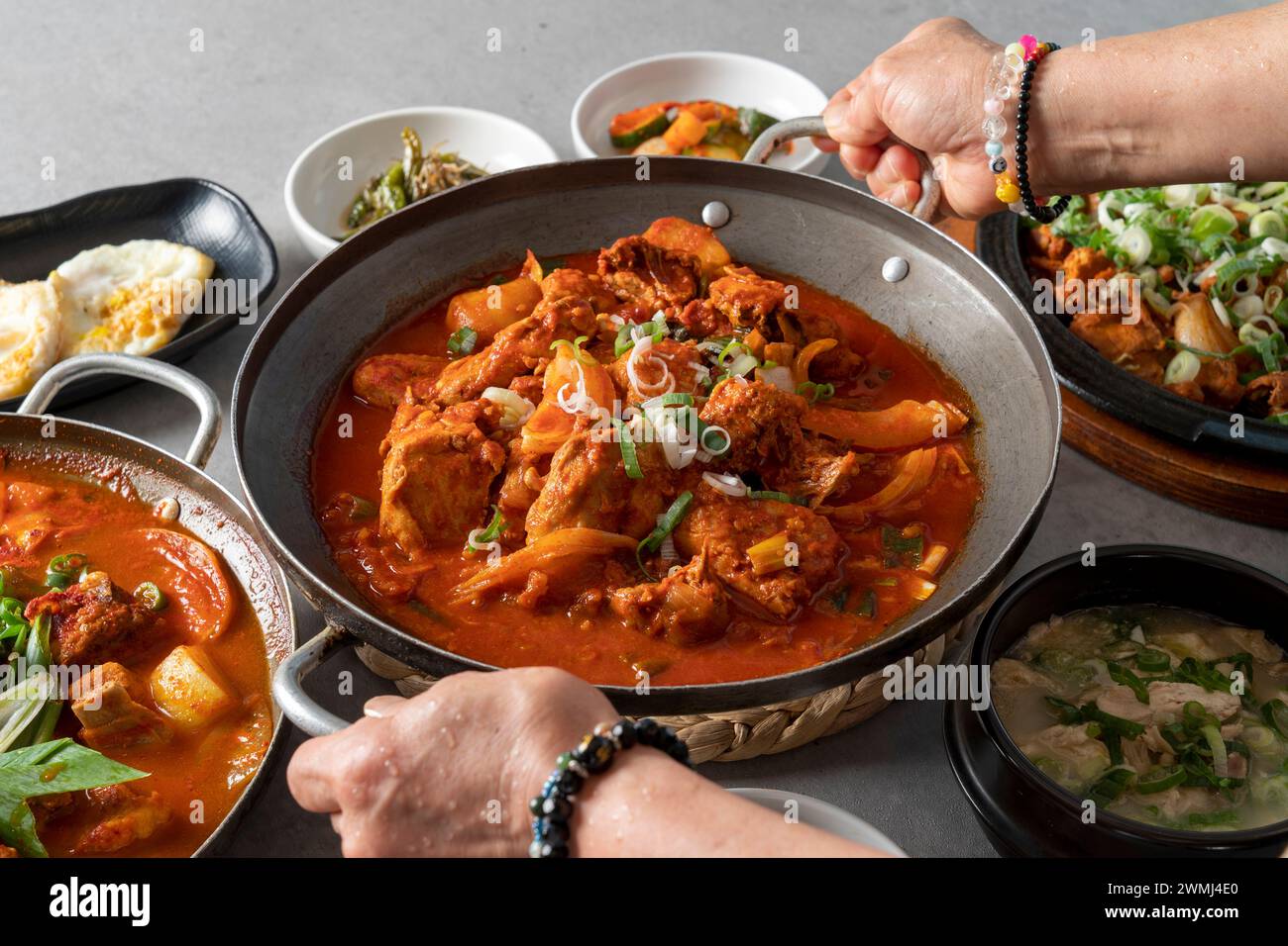 Cheonggukjang, schnell fermentierte Bohnenpaste Alt, Hühnersuppe, gebratene Hühnersuppe, scharfe, gedämpfte Rippchen, Eisenplatte, gebratenes Fleisch, koreanisches Essen, Essen Stockfoto