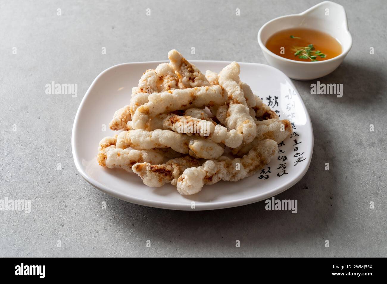 Palbochae Tangsuyuk Samseon Tablett Schwarze Bohnen Nudeln Schwarze Bohnen Nudeln Clam Jjamppong Chinesische Küche Stockfoto