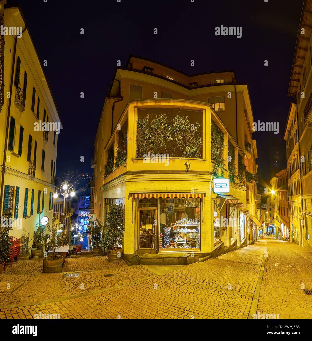 LUGANO, SCHWEIZ - 17. MÄRZ 2022: Via Cattedrale Straße mit traditionellen Geschäften und Restaurants am Abend, am 17. März in Lugano, Schweiz Stockfoto