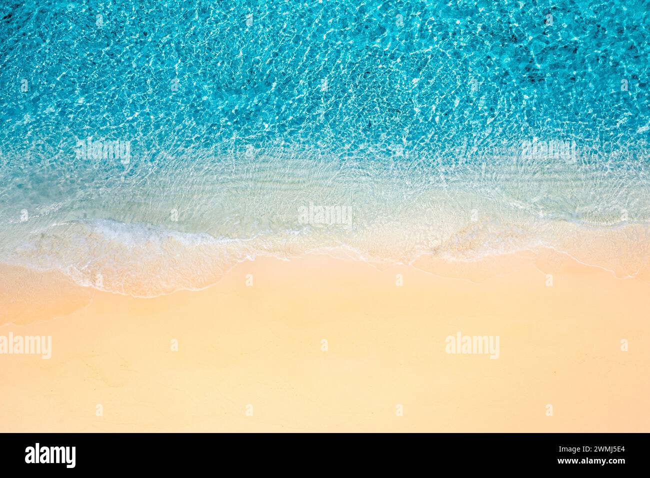 Entspannende Strandszene, Sommerferien-Banner. Wellen surfen mit der fantastischen blauen Ozeanlagune, der Küste und der Küste. Perfekte Küste Stockfoto