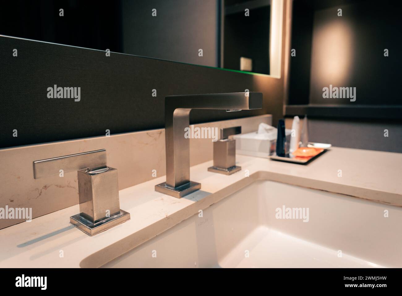 Hotelzimmer Bad Waschbecken und Wasserhahn Stockfoto