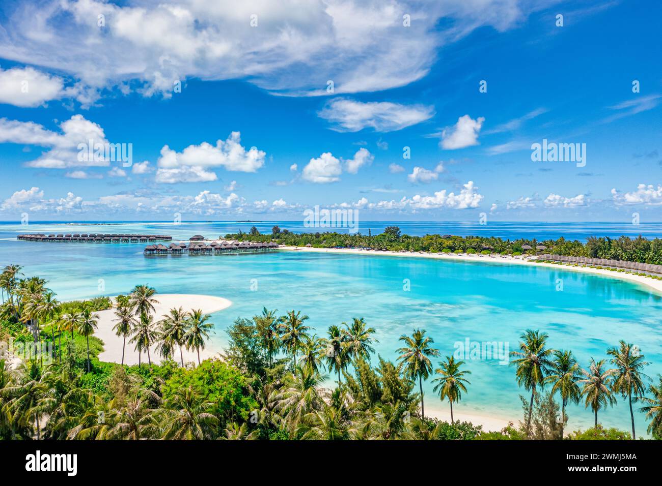 Meeresstrand-Antenne. Luxuriöse Sommerreiseurlaubslandschaft. Tropischer Strand, Blick auf die Drohne. Atemberaubendes Inselhotel am Strand. Perfekte Küstenszene Stockfoto