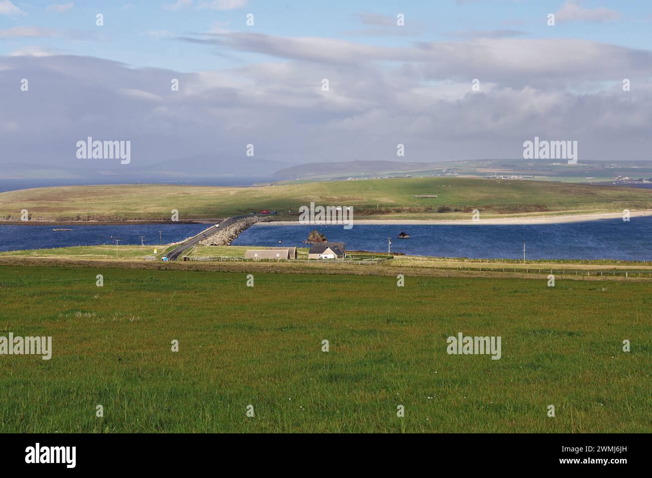 Blockschiffe aus dem 1. Weltkrieg und Churchill Barrier aus dem 2. Weltkrieg schützen den Scapa Flow Ankerplatz in Orkney, Schottland – der wichtigste Marinestützpunkt Großbritanniens aus dem 1. Und 2. Weltkrieg. Stockfoto