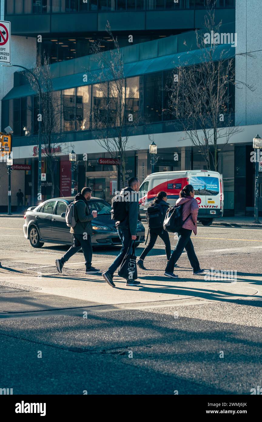 Vancouver, Kanada - 16. Februar 2024: Menschen überqueren die Georgia Street an der Kreuzung mit der Granville Street. Stockfoto