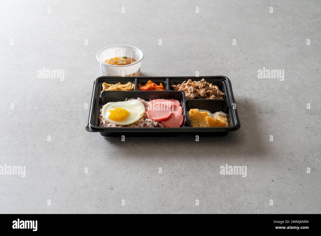 La Geschmortes scharfes Huhn mit Holzkohle Bulgogi Lunch Box geschmortes scharfes Huhn Stockfoto