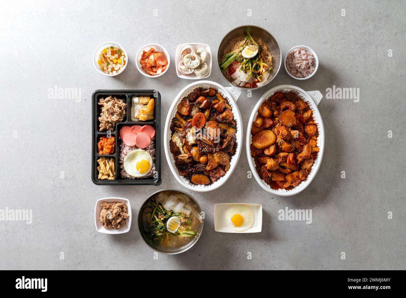 La Geschmortes scharfes Huhn mit Holzkohle Bulgogi Lunch Box geschmortes scharfes Huhn Stockfoto
