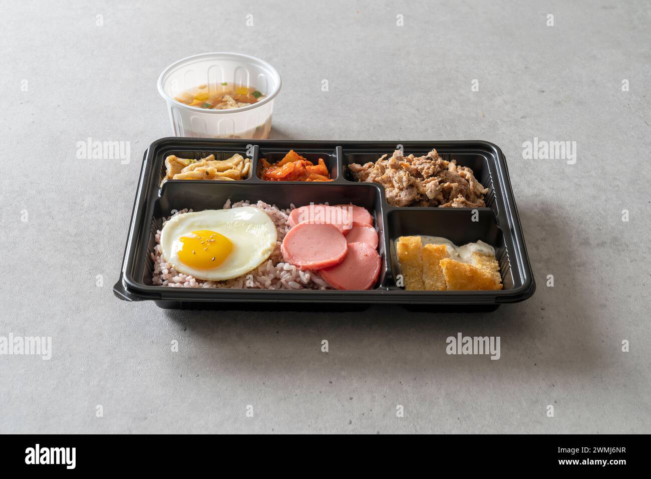 La Geschmortes scharfes Huhn mit Holzkohle Bulgogi Lunch Box geschmortes scharfes Huhn Stockfoto