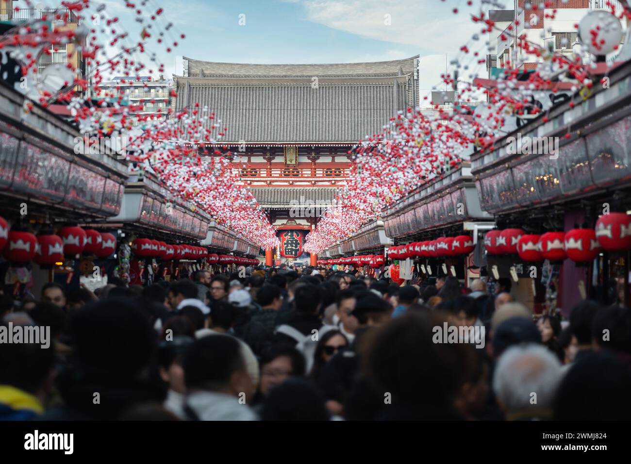 Menschenmassen entlang der Nakamise Dori, der Hauptstraße, die zum Hauptgebetssaal des historischen Sensoji-Tempels in Asakusa, Tokio, Japan führt. Stockfoto
