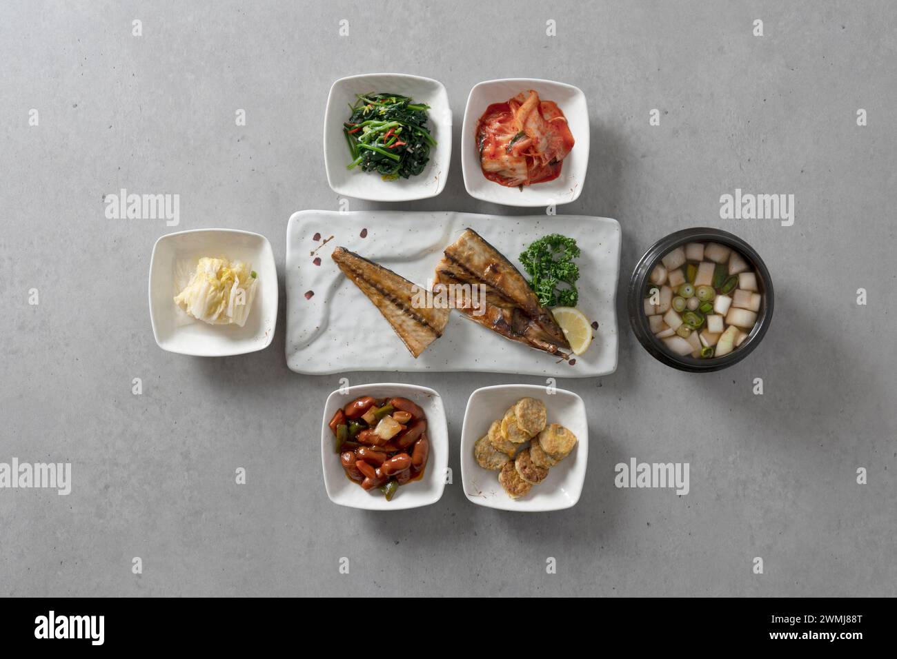 Gegrillter Haarschwanz, gegrillte Makrele, gegrillter Fisch mit rückwärtiger Handhabung, gegrillter Pollack-Lunchbox koreanisches Gericht Stockfoto