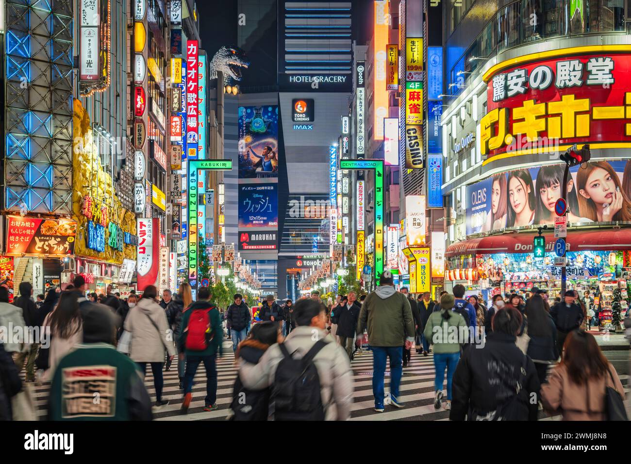 Tokio, Japan - 19. Dezember 2023: Berühmte Godzilla Road at Night in Kabukicho, dem Nachtleben- und Unterhaltungsviertel von Shinjuku in Tokio, Japan. Stockfoto