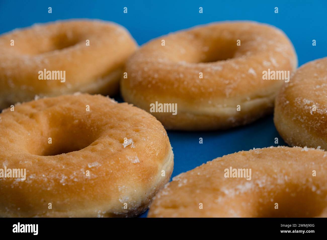 Donuts auf blauem Hintergrund Stockfoto