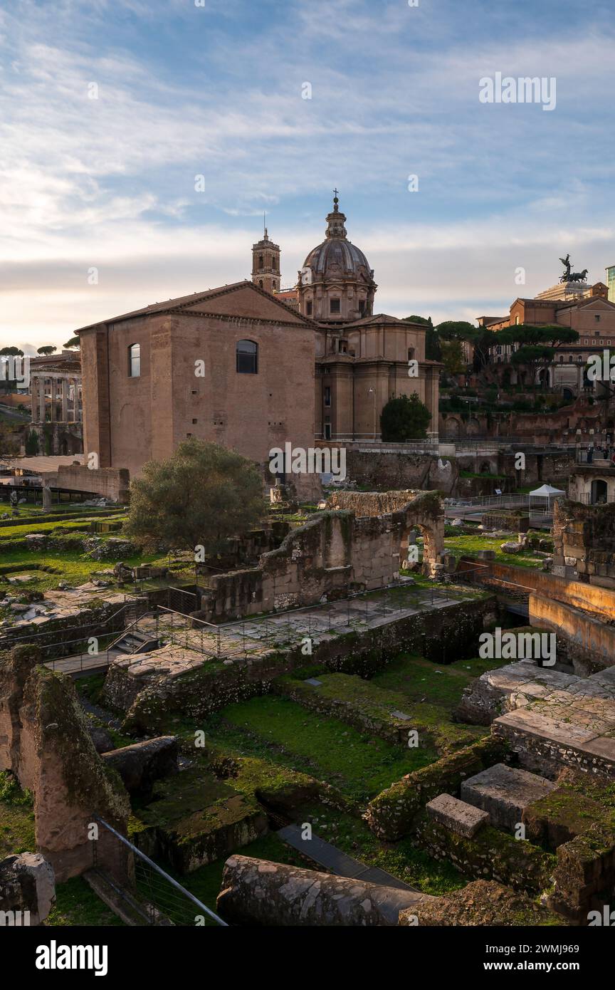 Rom, Italien - 22. Dezember 2022: Die majestätischen Ruinen des Forum Romanum erstrahlen im goldenen Licht des Sonnenuntergangs und erwecken einen Sinn für Geschichte und Antike Stockfoto
