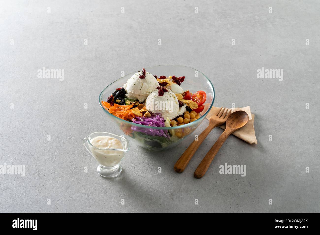 Koreanisches Gericht Lachs, Salat, mediterran, Ricotta-Käse, cajun-Huhn, Huhn Stockfoto