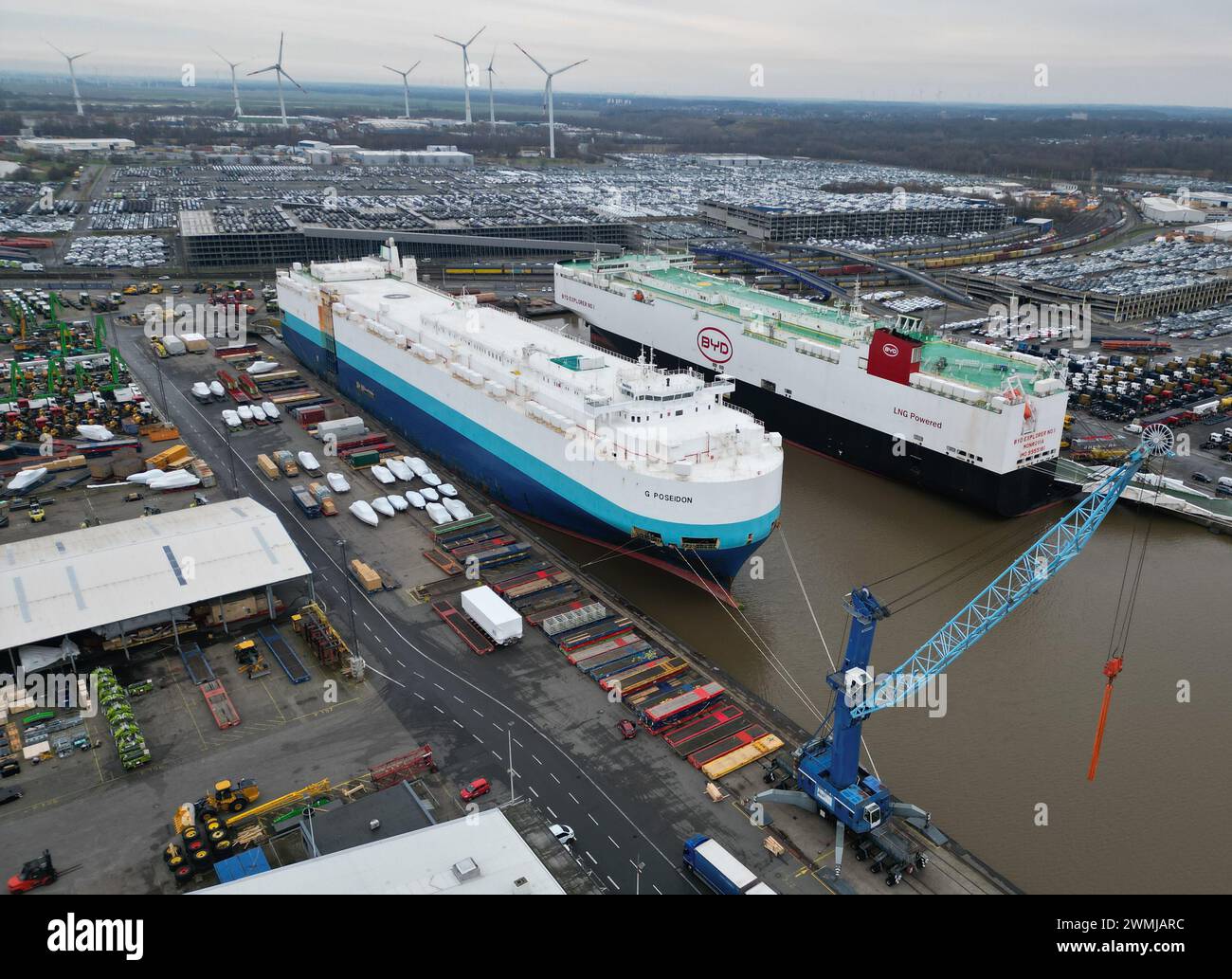 Bremerhaven, Deutschland. Februar 2024. Das BLG Auto Terminal Bremerhaven aus der Luft. Im Hintergrund sind die Parkflächen der BLG Logistics zu sehen. Quelle: Lars Penning/dpa/Alamy Live News Stockfoto