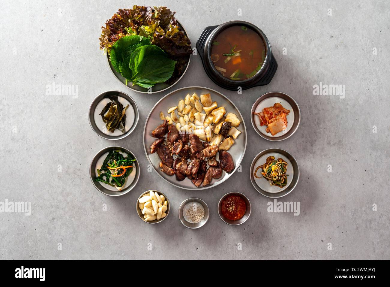 Koreanisches Gericht Ketchup Tangsuyuk, süß-saures Schweinefleisch, Guobaorou, Sojabohnenpaste Eintopf, gegrillte Schweinebacke Stockfoto