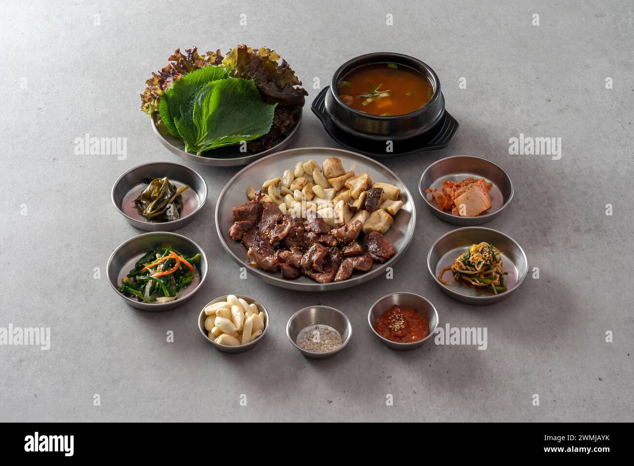 Koreanisches Gericht Ketchup Tangsuyuk, süß-saures Schweinefleisch, Guobaorou, Sojabohnenpaste Eintopf, gegrillte Schweinebacke Stockfoto