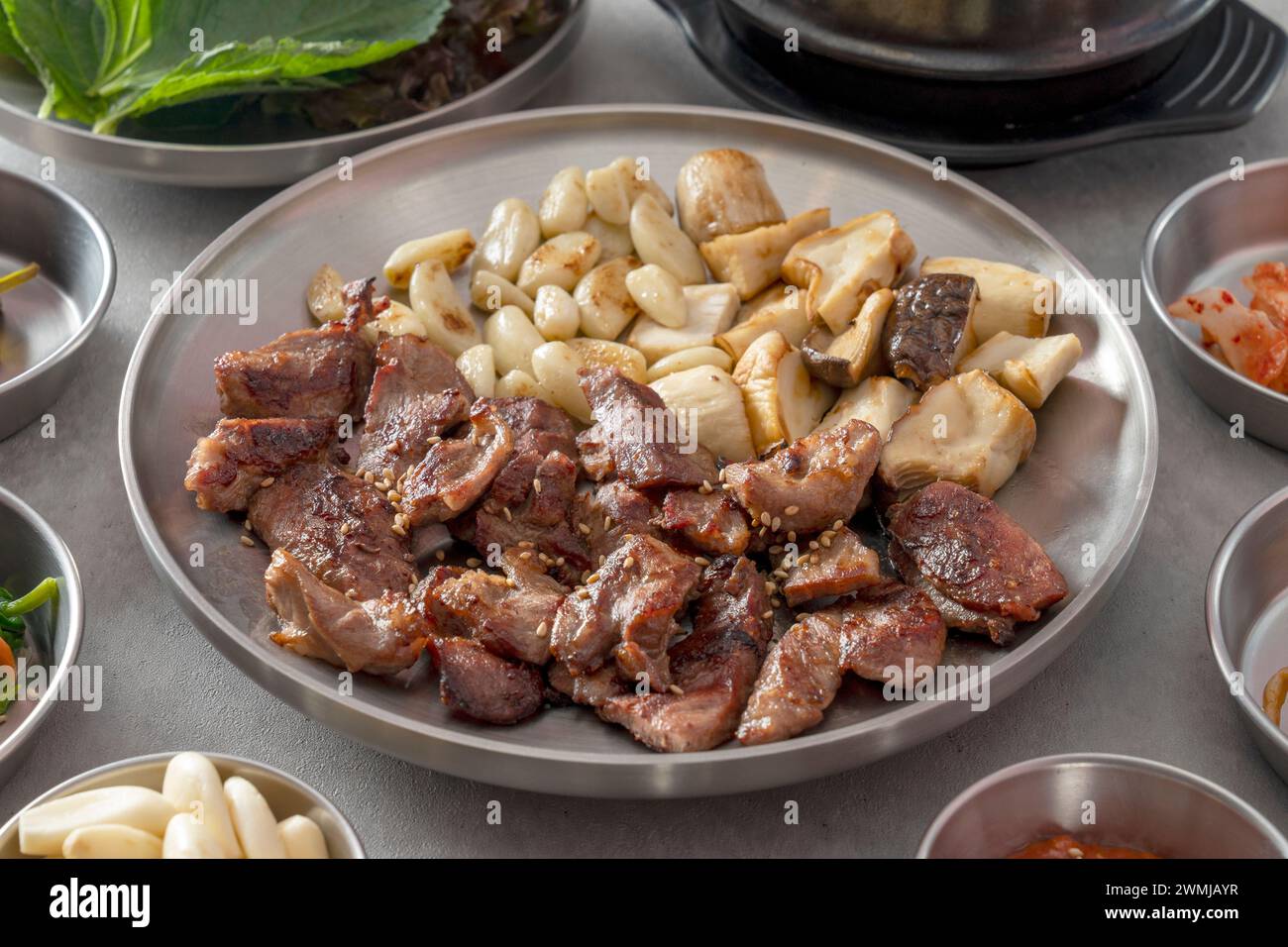 Koreanisches Gericht Ketchup Tangsuyuk, süß-saures Schweinefleisch, Guobaorou, Sojabohnenpaste Eintopf, gegrillte Schweinebacke Stockfoto