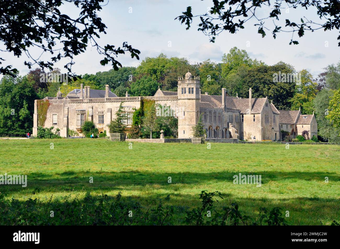 Lacock Abbey in Wiltshire. Heimat des Fotomuseums Fox Talbot. Ursprünglich ein Augustiner-Kloster bis zur Auflösung der Klöster in t Stockfoto