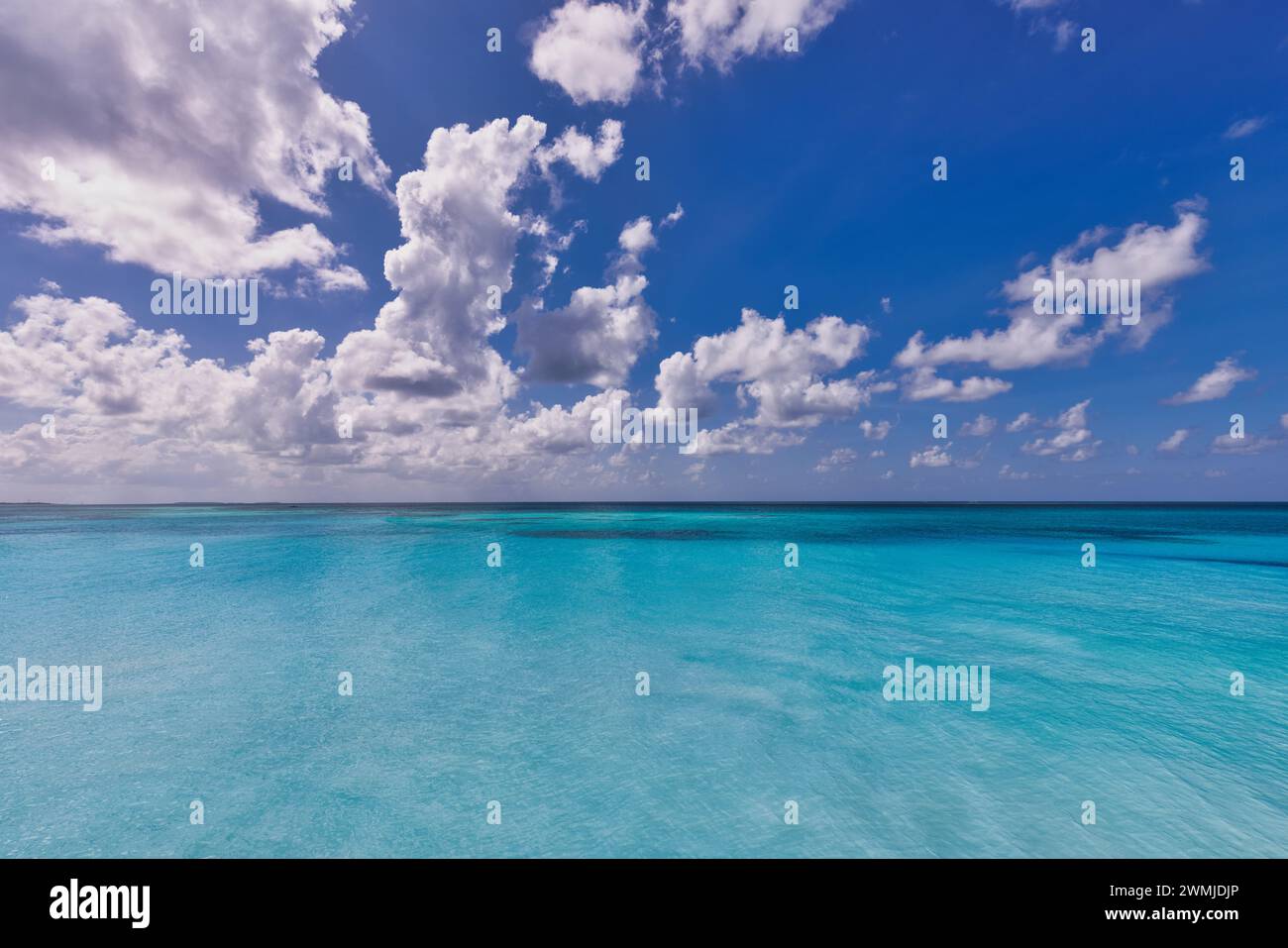 Kristallklare Meeresbucht. Unberührte Ozeanlagune sonniger, bewölkter Himmel, idyllische, entspannte Meereslandschaft. Transparente Oberfläche Exotic Travel. Tropen Mittelmeer Stockfoto