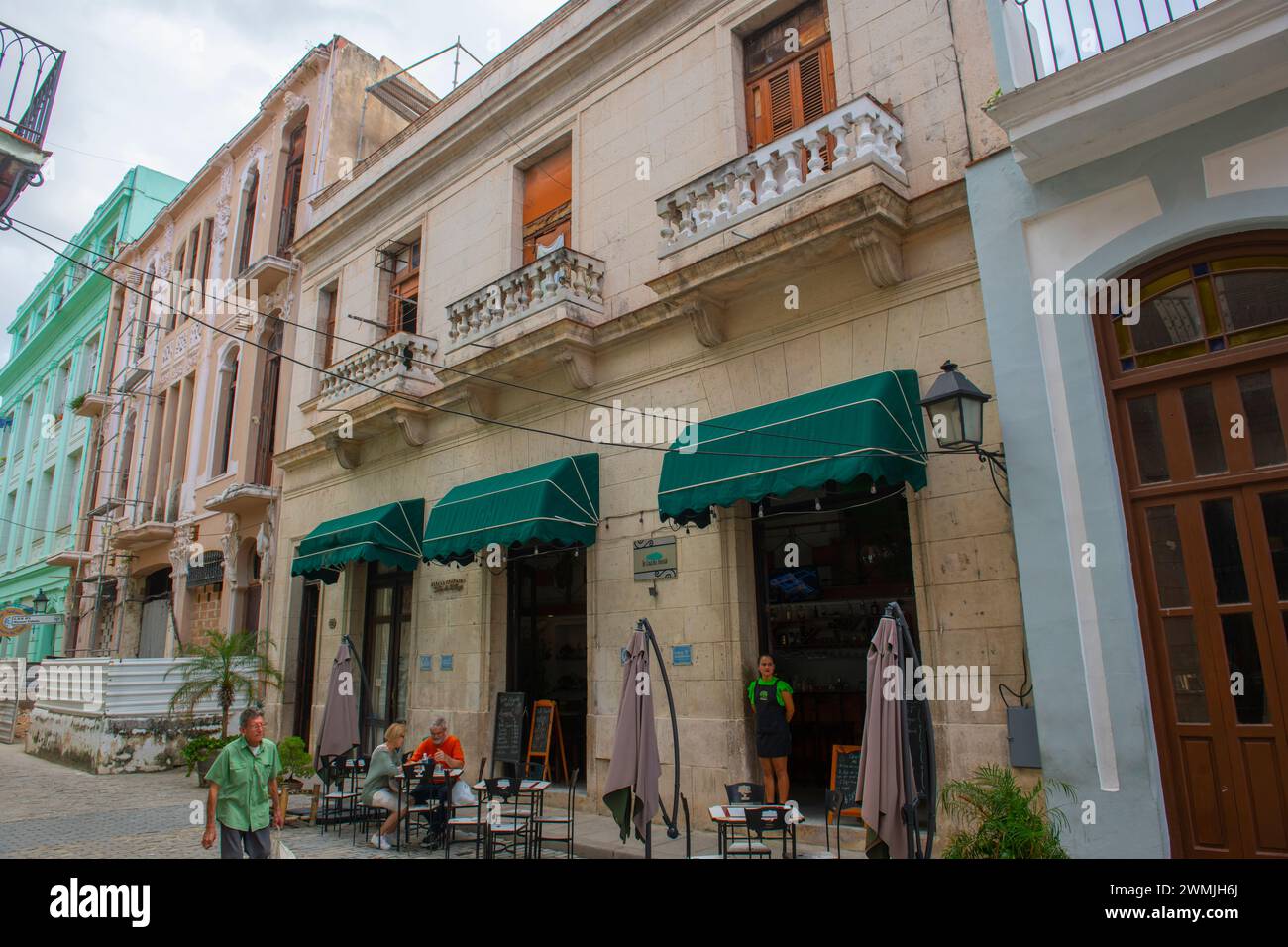 La Casa del Bonsai in der Calle Mercaderes Street am Altstädter Ring (Plaza Vieja) in Old Havana (La Habana Vieja), Kuba. Das alte Havanna gehört zum Weltkulturerbe S Stockfoto