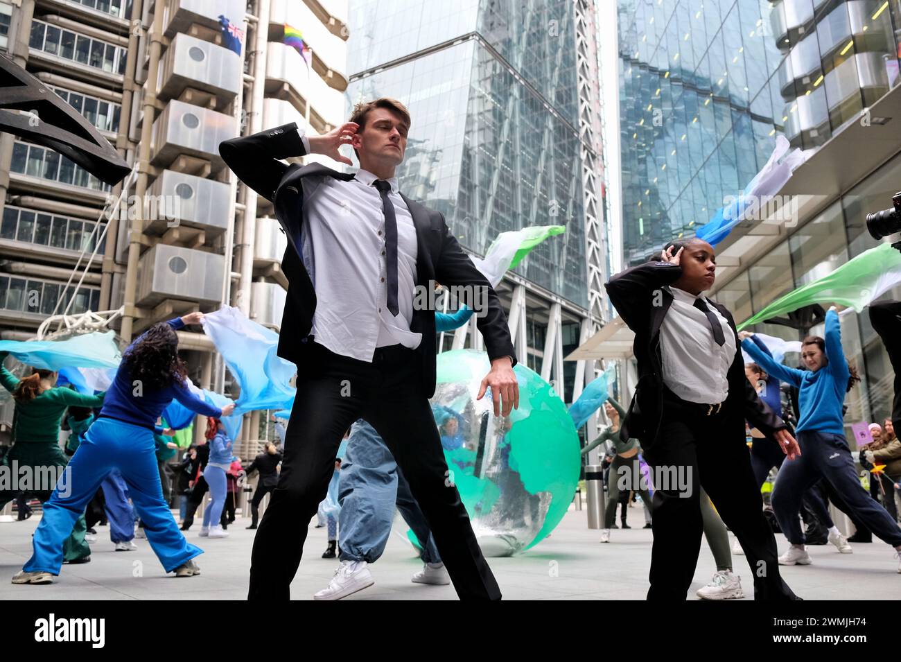 London, UK, 26. Februar 2024. Die Umweltaktivistengruppe Mothers Rise Up führte ein Tanzstück aus Protest gegen den Versicherer Lloyds aus London auf, der ihre Rolle in der fossilen Brennstoffindustrie spielt. Die Aktion markiert den Beginn einer Woche der Proteste gegen Versicherer. Quelle: Eleventh Photography/Alamy Live News Stockfoto