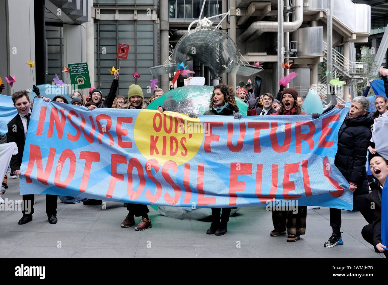 London, UK, 26. Februar 2024. Die Umweltaktivistengruppe Mothers Rise Up führte ein Tanzstück aus Protest gegen den Versicherer Lloyds aus London auf, der ihre Rolle in der fossilen Brennstoffindustrie spielt. Die Aktion markiert den Beginn einer Woche der Proteste gegen Versicherer. Quelle: Eleventh Photography/Alamy Live News Stockfoto