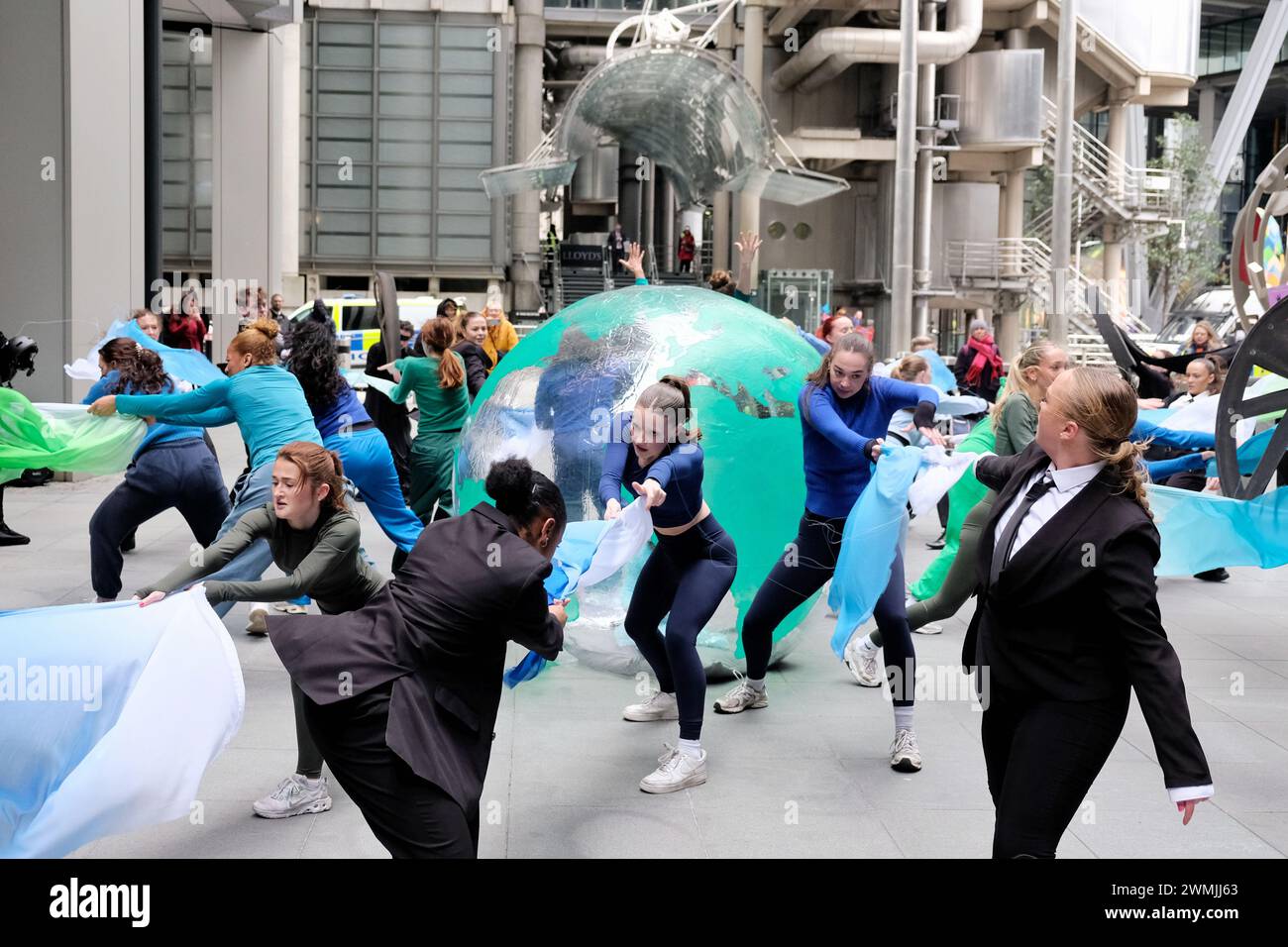 London, UK, 26. Februar 2024. Die Umweltaktivistengruppe Mothers Rise Up führte ein Tanzstück aus Protest gegen den Versicherer Lloyds aus London auf, der ihre Rolle in der fossilen Brennstoffindustrie spielt. Die Aktion markiert den Beginn einer Woche der Proteste gegen Versicherer. Quelle: Eleventh Photography/Alamy Live News Stockfoto