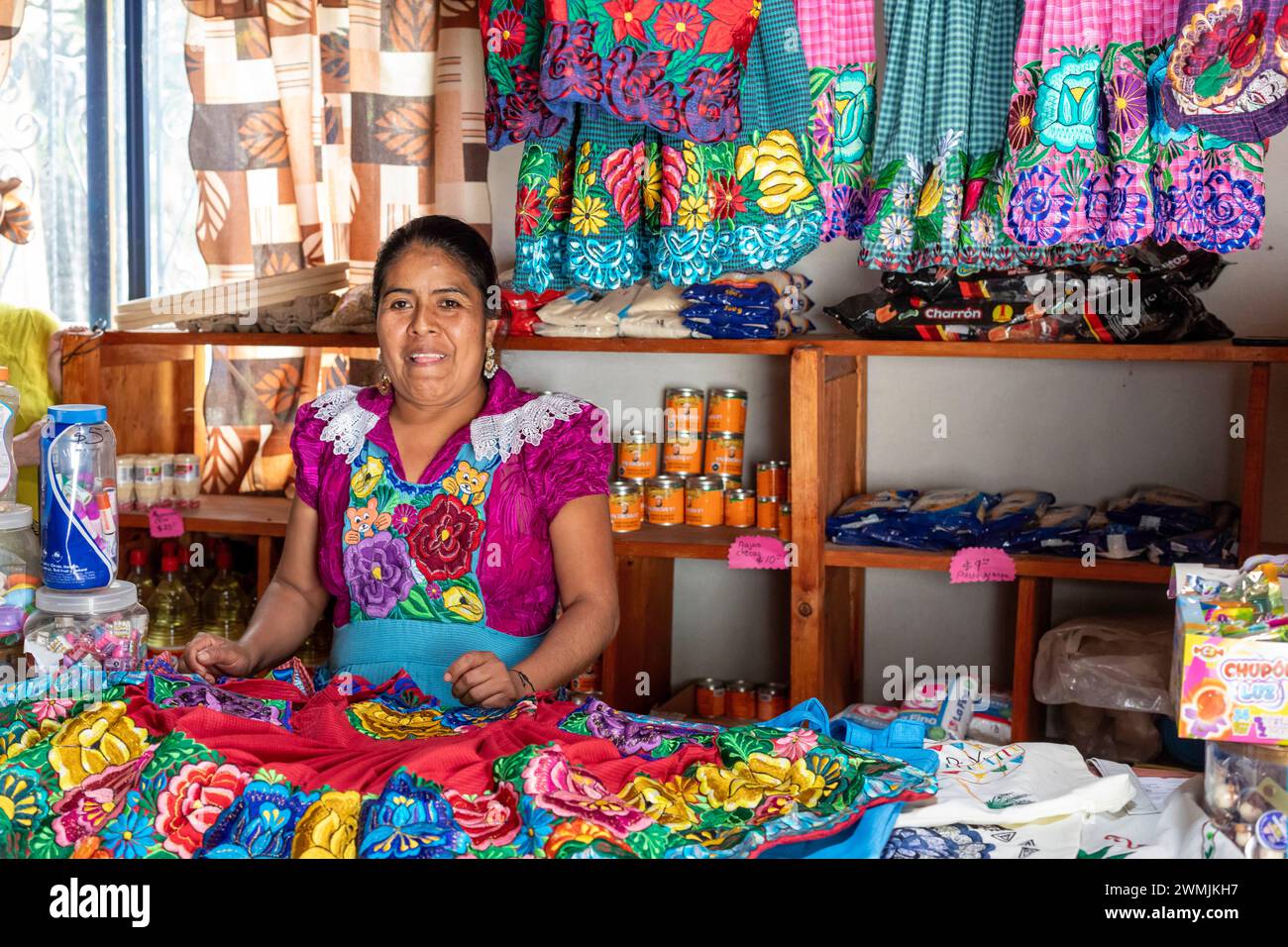 San Miguel del Valle, Oaxaca, Mexiko - Epifania Hernandez Garcia stellt raffinierte Schürzen her, die von den meisten Frauen in dieser ländlichen mexikanischen Stadt getragen werden. Unterschiedliche apro Stockfoto