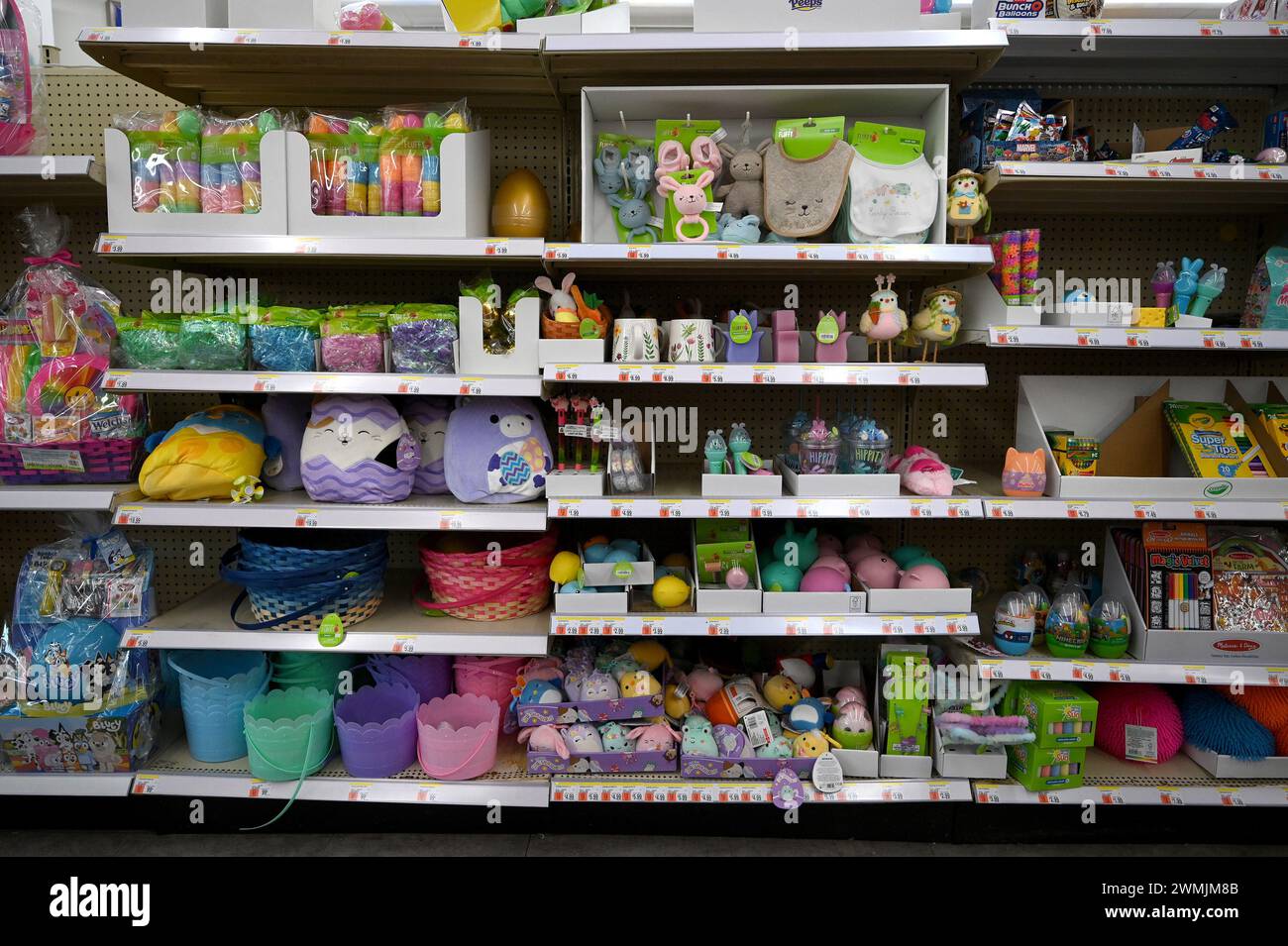 New York, USA. Februar 2024. Spielzeuge mit Ostermotiv im Verkauf in einem Target Store in Elmhurst, New York, NY, 26. Februar 2024. Ostern 2024 fällt Ende März. (Foto: Anthony Behar/SIPA USA) Credit: SIPA USA/Alamy Live News Stockfoto