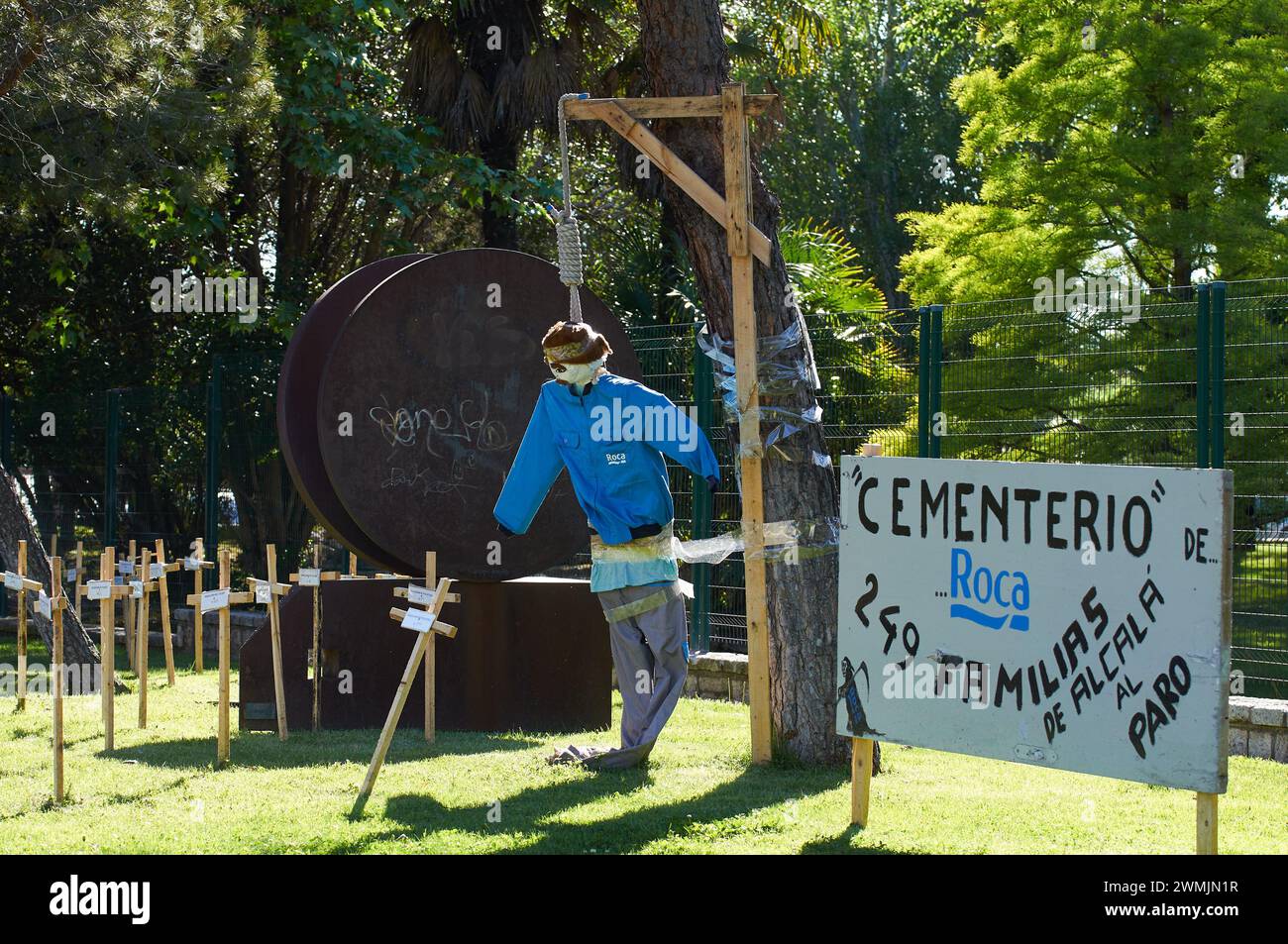 12-05-2013 Alcalá de Henares, Spanien - Ein eindrucksvolles Bild, das Proteste gegen die Schließung der Roca-Fabrik in Alcalá de Henares aufnimmt Stockfoto