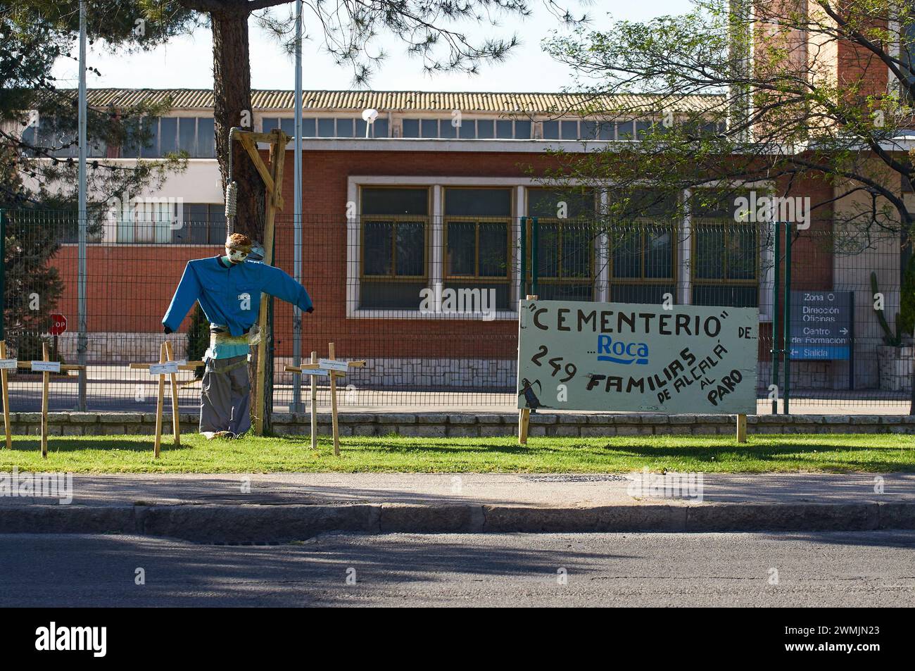12-05-2013 Alcalá de Henares, Spanien - Ein eindrucksvolles Bild, das Proteste gegen die Schließung der Roca-Fabrik in Alcalá de Henares aufnimmt Stockfoto