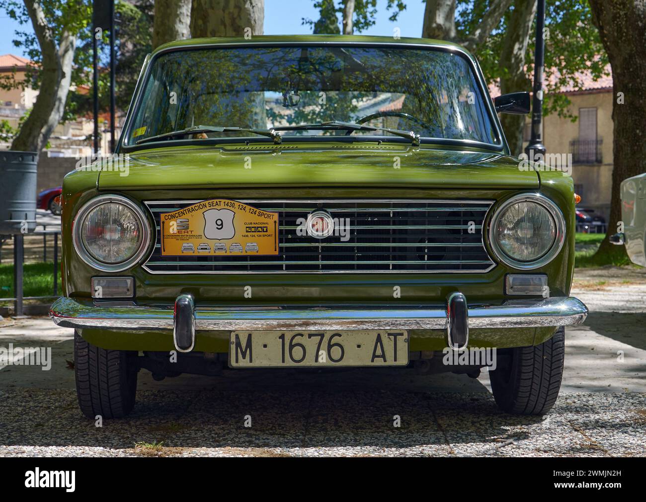 25-05-2013 Brihuega, Spanien - Ein klassischer SEAT 124, der bei einem Oldtimer-Treffen präsentiert wird und sein zeitloses Frontdesign unterstreicht Stockfoto