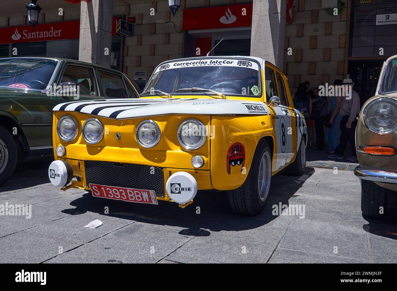 16-06-2013 Segovia, Spanien - Ein klassischer Renault-Rallyefahrer stiehlt bei einem Antiquitätenfahrzeug-Treffen das Rallyefahrzeug Stockfoto